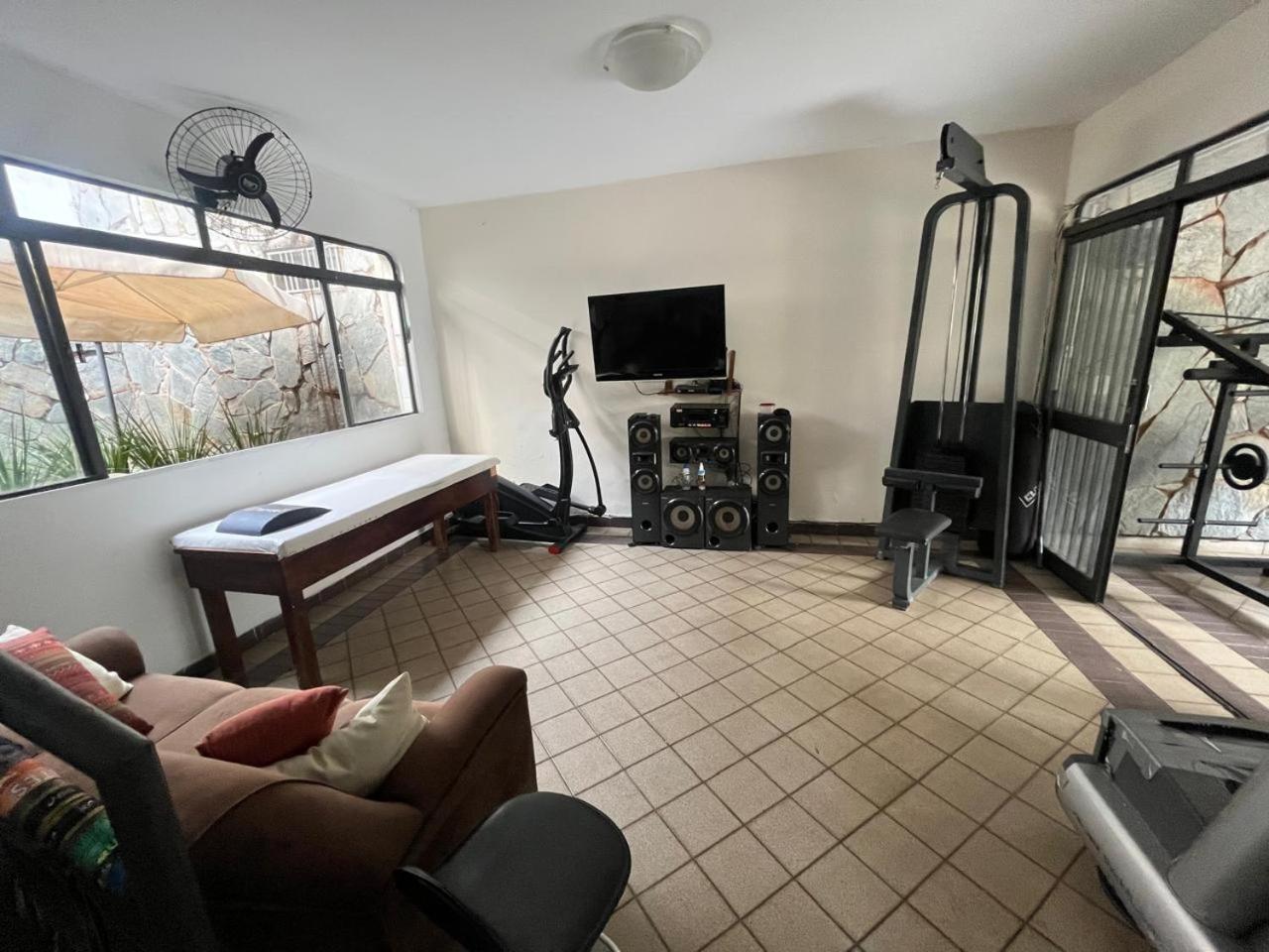 Casa Quintal Bueno! 5 Quartos Com Ar Split E Internet Ultra! Perto Do Melhor De Goiania! Marista Parques Areiao E Vaca Brava Hospital Premium Mater Dei Blue Fit Perdomo Goiania Shopping! Zewnętrze zdjęcie